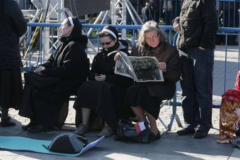 Ludzie zbierają się na Placu Piłsudskiego