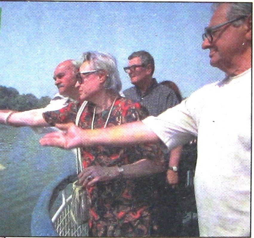 Preživeli putnici – glumica Alenka Rančić, Mihailo Grkinić, Ljubomir Todorović i Momčilo Ilić bacaju venac u Dunav na komemoraciji 2002. godine