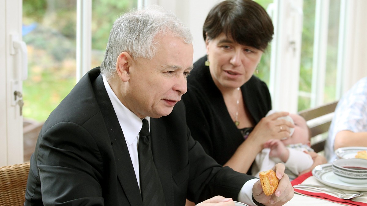 - Dzieci to wielki skarb i inwestycja w przyszłość - oświadczył dzisiaj prezes PiS Jarosław Kaczyński. Zadeklarował, że jeśli PiS wygra wybory, doprowadzi m.in. do tego, by dzieci miały w szkołach dobrą opiekę medyczną. Mówił też o bezpłatnych żłobkach.