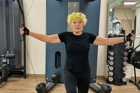 GLUMICI GODINE NE MOGU NIŠTA Mirjana Karanović se slikala u teretani: Pokazala vojničku disciplinu, a evo kako uspeva da ostane fit