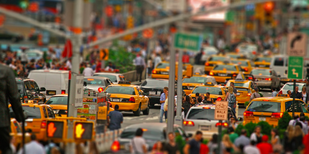 Godziny szczytu w Nowym Jorku. Badacze z MIT twierdzą, że 3 tys. samochodów z czterema pasażerami każdy mogłoby posłać na emeryturę 13,5 tys. taksówek w  Nowym Jorku
