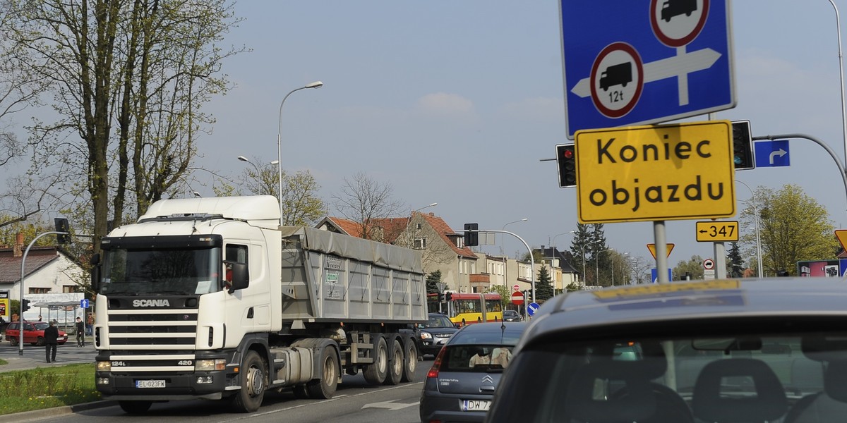 Tiry rozjeżdżają miasto. Osiedla się buntują