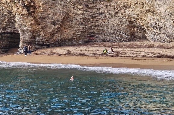 SEKUNDE DELILE OD TRAGEDIJE NA SLOVENSKOJ PLAŽI! Dečaci počeli da se dave na 40 metara od obale, nastala OPŠTA PANIKA, a onda je uleteo ON