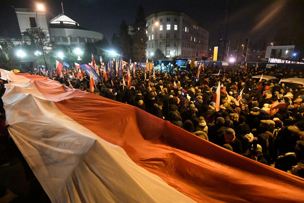 Protest KOD przed Sejmem. Dołączyli posłowie opozycji