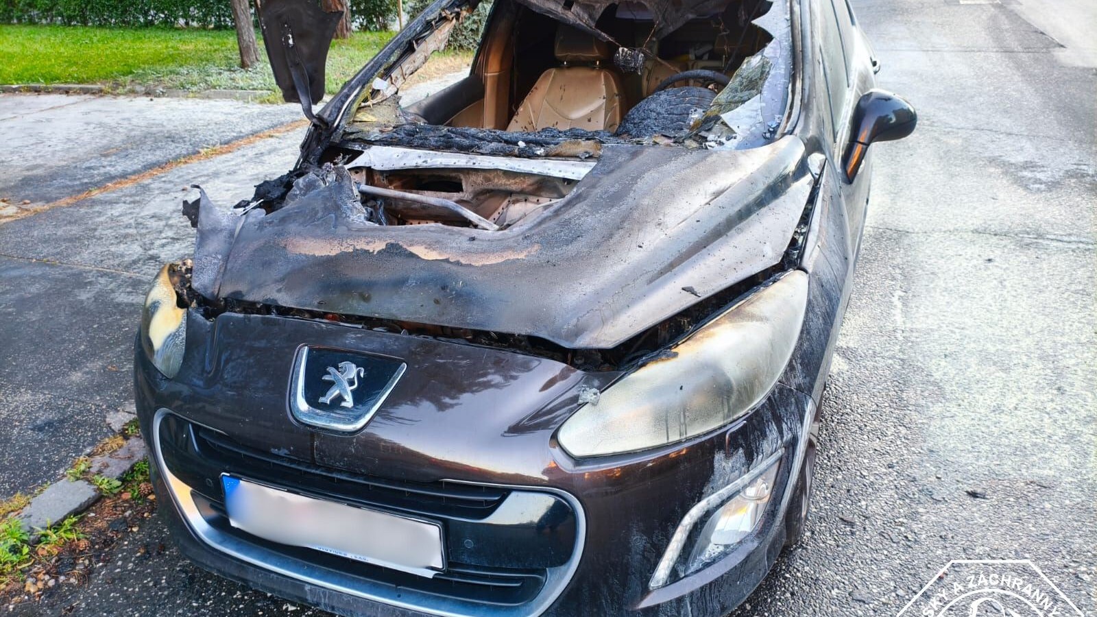 V bratislavskom Ružinove horelo auto.