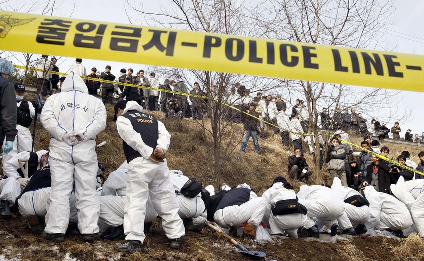 Južnokorejski forenzičari iskopavaju ostatke jedne od žrtava u januaru 2009.