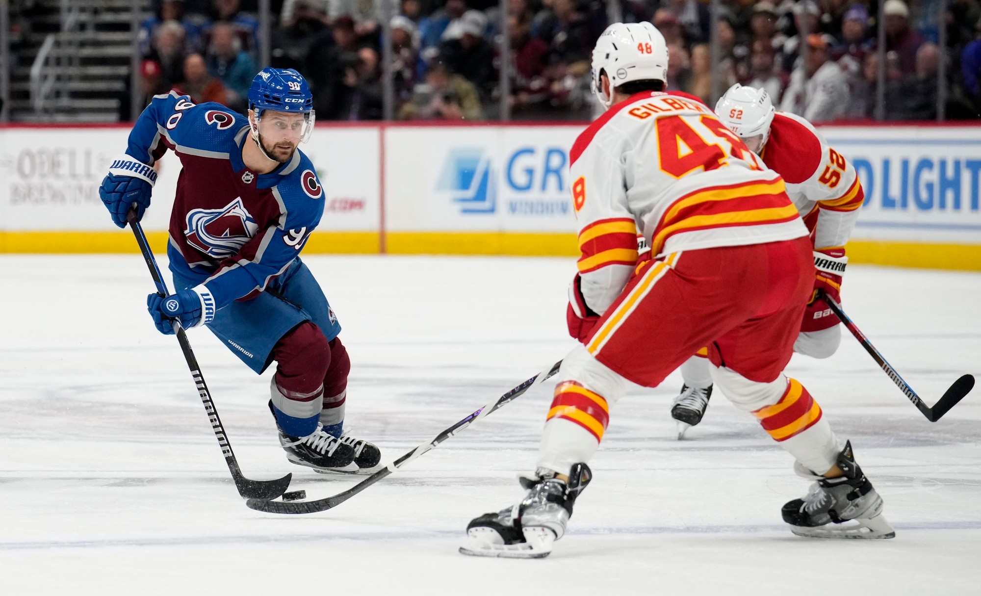 Slovenský hokejista Tomáš Tatar proti Dennisovi Gilbertovi (Calgary Flames).