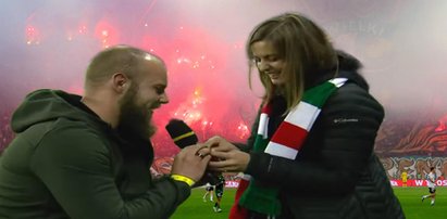 Oświadczył się na stadionie pełnym ludzi. Tak zareagowała jego wybranka [WIDEO]