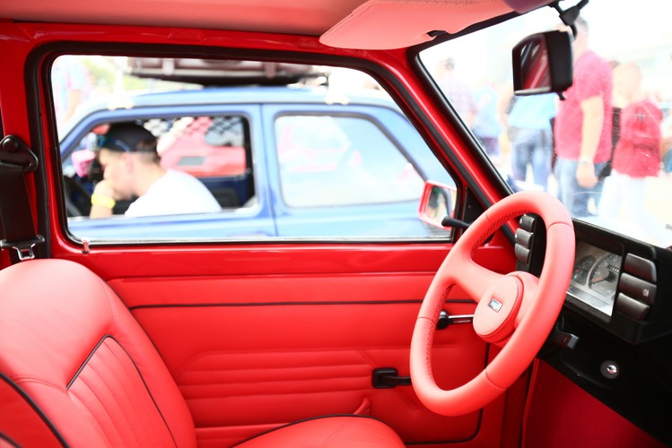 Wystawa Fiatów 126p przed Pałacem Kultury i Nauki na placu Defilad w Warszawie