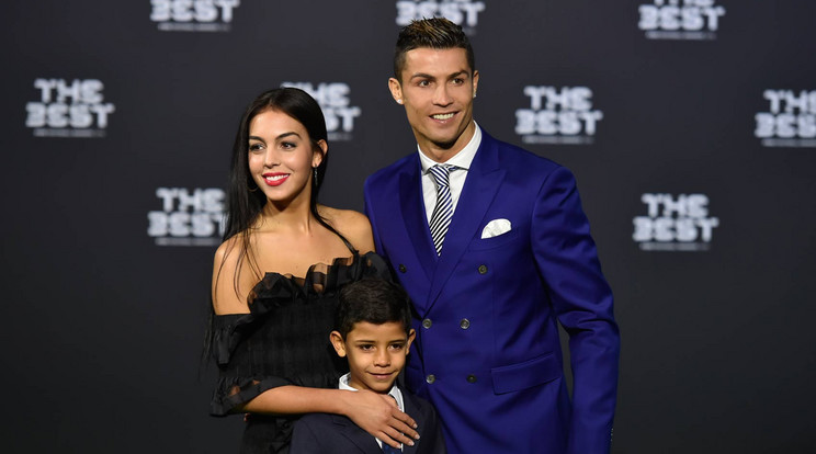 Georgina, Ronaldo és ifjabb Ronaldo / Fotó: AFP