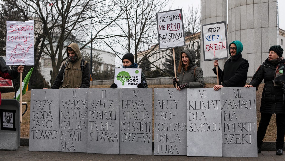 Działacze Partii Zieloni protestowali dziś po południu przed Sejmem przeciwko polityce prowadzonej przez ministra środowiska Jana Szyszkę; zbierali m.in. podpisy pod petycją ws. jego dymisji. Petycja ma zostać złożona jutro w Kancelarii Prezesa Rady Ministrów.