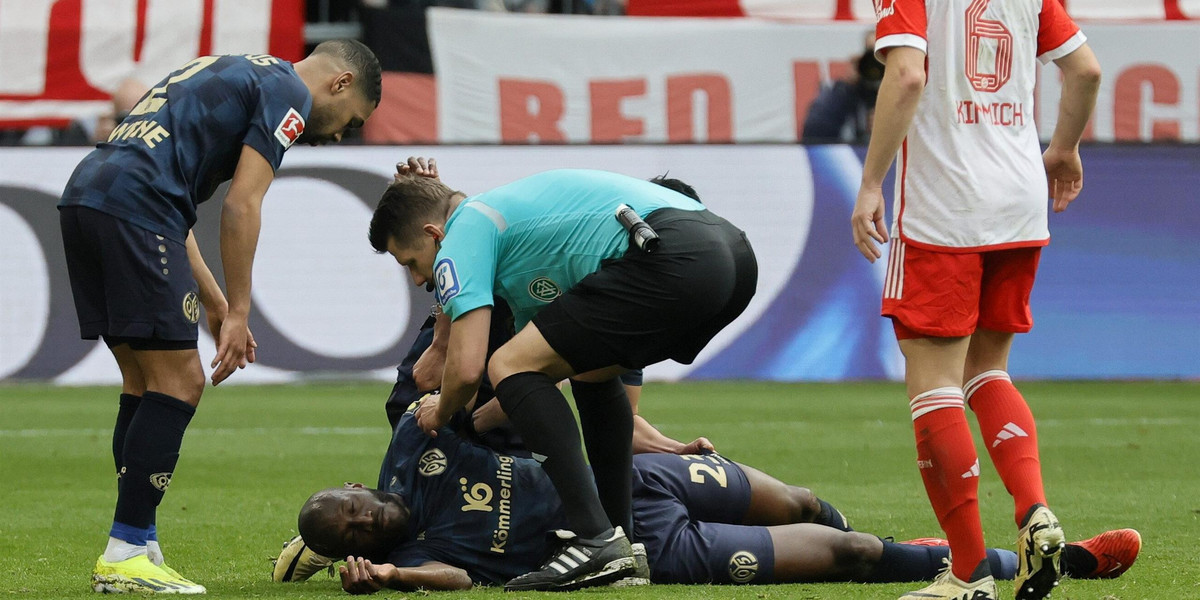 Co za dramat! Na Allianz Arenie pomocnik Mainz Josuha Guilavogui upadł na boisko po tym, jak uderzył kolanem w głowę kolegi z drużyny Anthony'ego Caciego. 