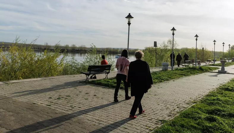 Miejscowi spacerują brzegiem Dunaju
