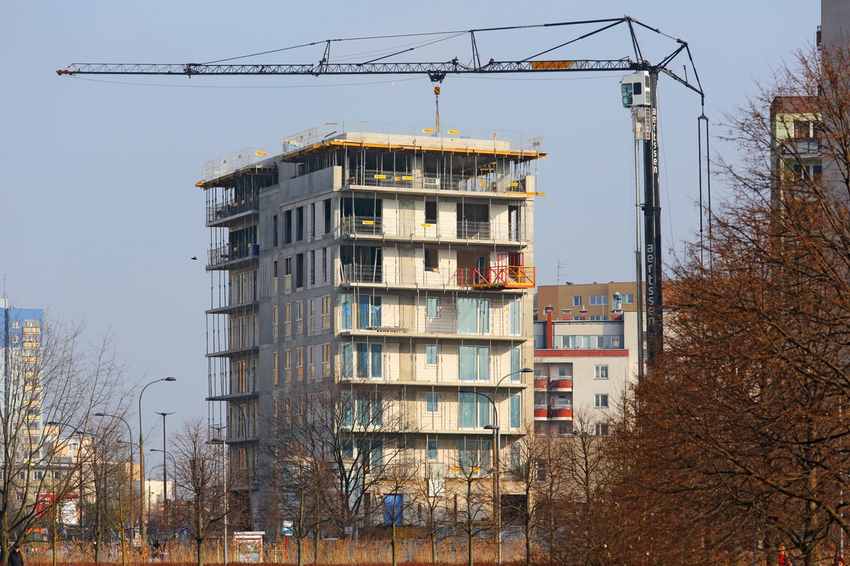 MIESZKANIA, NIERUCHOMOŚCI