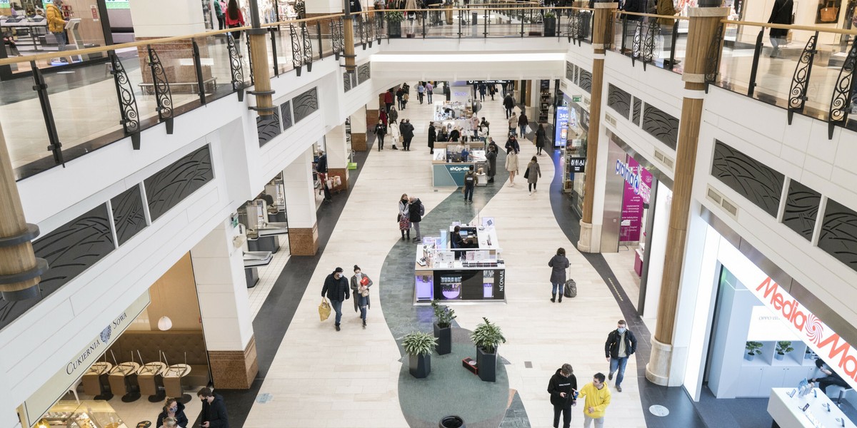 Centra handlowe działać będą z nowym limitem - jeden klient na 15 metrów kw. 