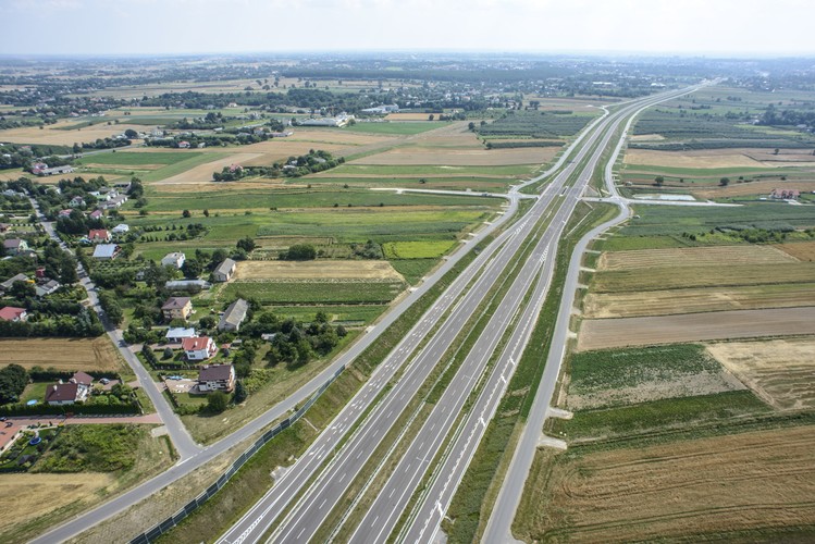 Na odcinku od węzła Jastków do węzła Lublin-Sławinek będzie można poruszać się z dopuszczalną prędkością 120 km/h. Z taka prędkością pokonanie 8-kilometrowej trasy zajmie ok. czterech minut.<br><br>fot. (wp/mr) PAP/Wojciech Pacewicz