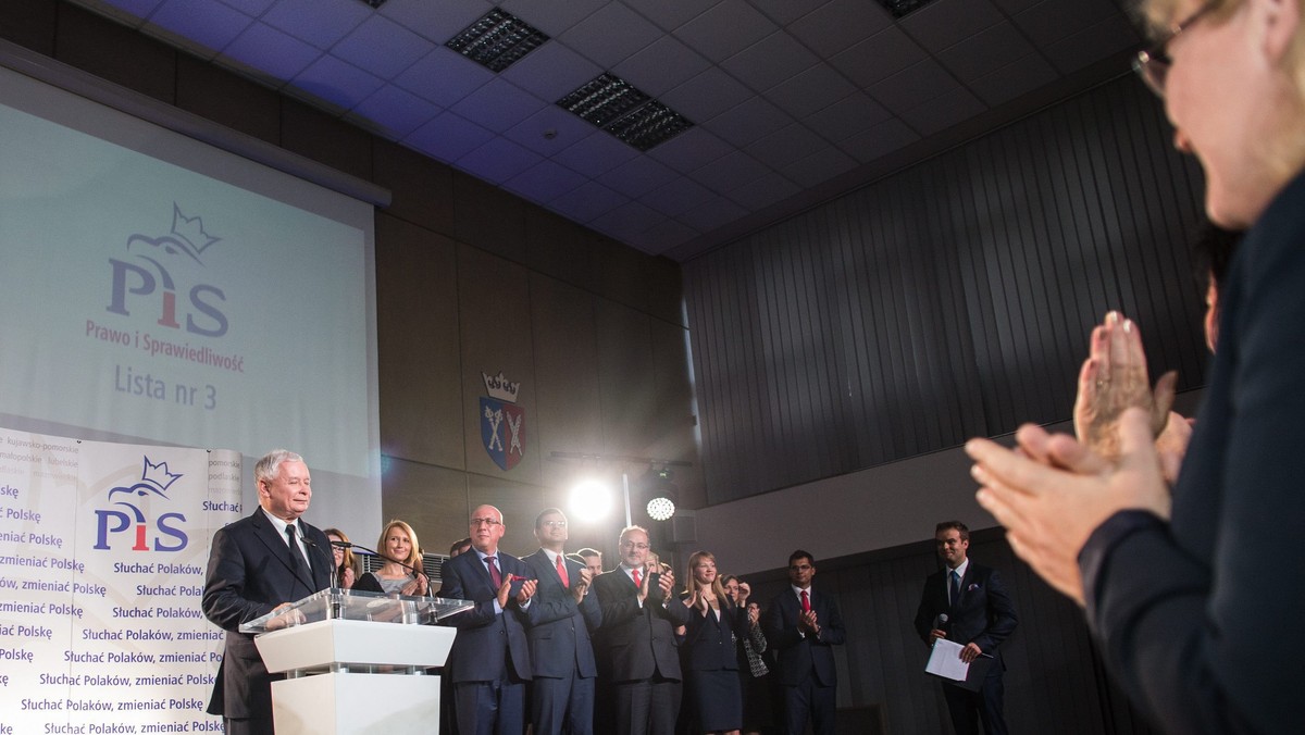 Prezes PiS Jarosław Kaczyński poinformował w poniedziałek, że Prawo i Sprawiedliwość złoży projekt uchwały zobowiązującej rząd i Sejm do prac nad obniżeniem wieku emerytalnego, obniżeniem cen lekarstw, poprawą sytuacji rodzin o najniższych dochodach.