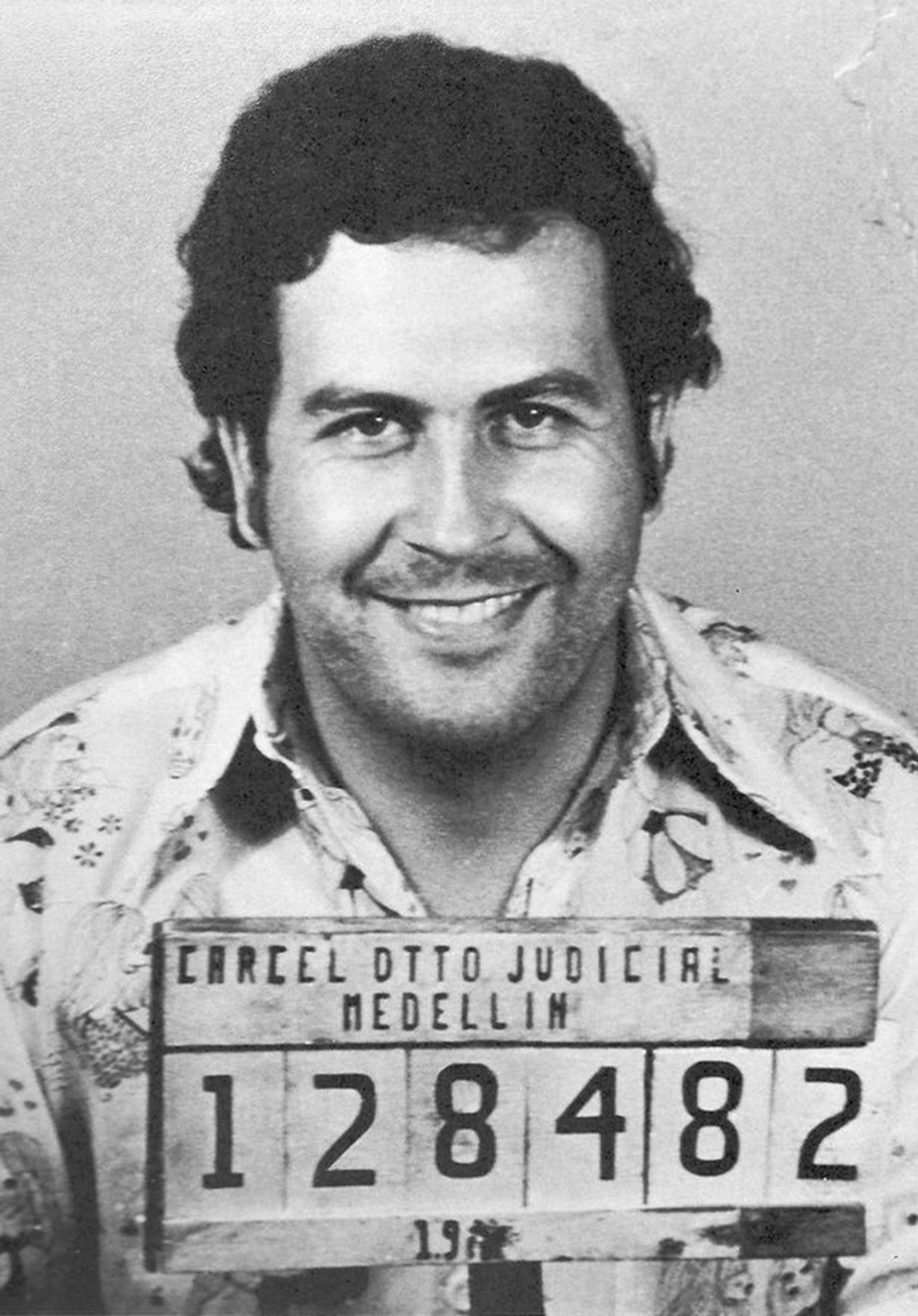 To zdjęcie Escobara z kartoteki policyjnej z 1981 r.,  na którym pojmany nie wygląda na zmartwionego, przeszło do historii