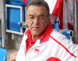 Były trener rezygnuje i oddaje swe głosy rywalce