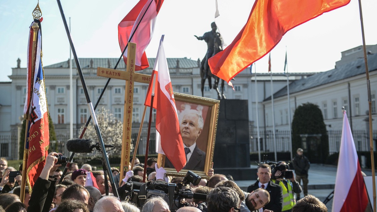 Agencje prasowe w depeszach z Warszawy obszernie piszą o piątej rocznicy katastrofy smoleńskiej. Jak podkreśla Associated Press, katastrofa smoleńska spowodowała wzrost napięć w stosunkach Polski z Rosją. Polaków gniewa to, że wrak samolotu wciąż nie został Polsce zwrócony.