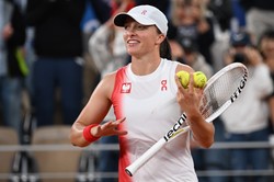 Paryż 2024. W 2. rundzie rywalce Igi Świątek będą pomagać ściany