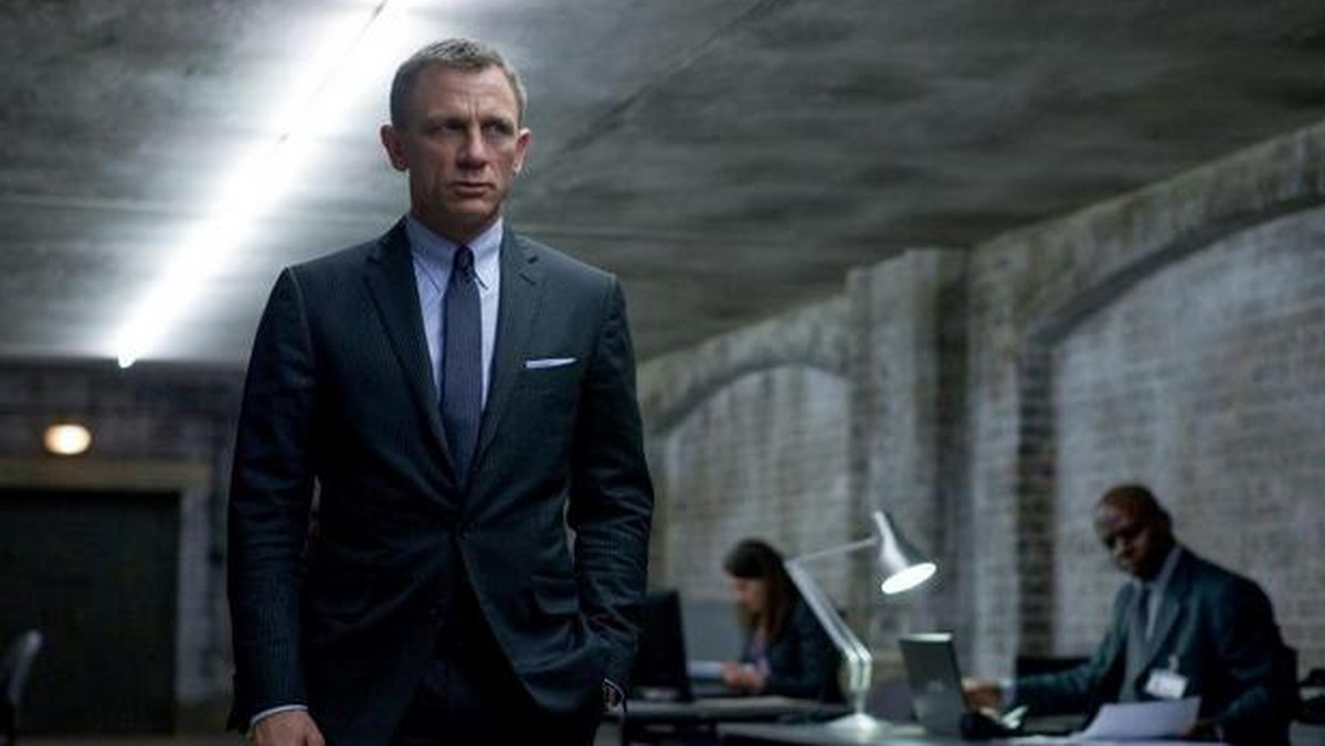 W internecie pojawiły się kolejne zdjęcia z "Skyfall", przedstawiające Daniela Craiga jako Bonda zarówno w wydaniu bankietowym - z elegancką muchą i nieskazitelną koszulą, jak i w akcji - z bronią w dłoni, ciałem w tle, ale nadal w garniturze i pod krawatem.