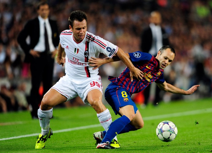 Andrés Iniesta i Antonio Cassano w meczu FC Barcelona - AC Milan z 13.09.2011