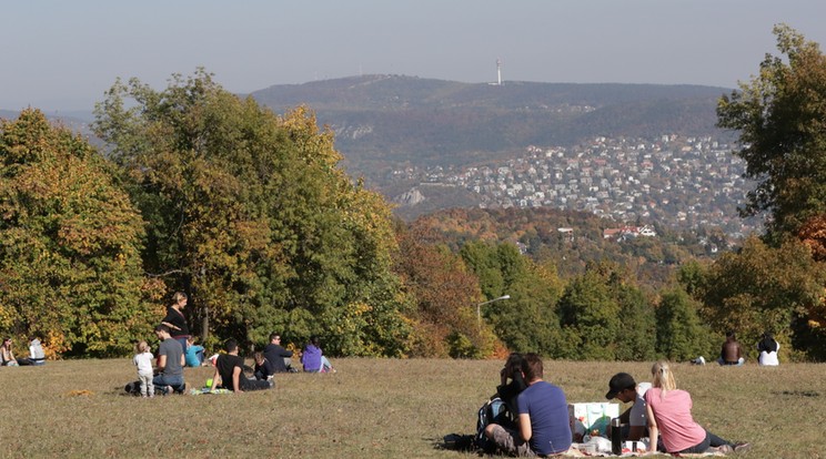 Tömegek rajzottak ki vasárnap a Normafára, hogy élvezzék az októberi napsütést /Fotó: Grnák László