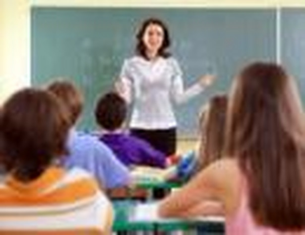 Średnia wieku polskich nauczycieli to 40,9 roku; zdecydowana większość nauczycieli - 81 proc. - to kobiety, prawie wszyscy mają wykształcenie wyższ. fot. shutterstock.com