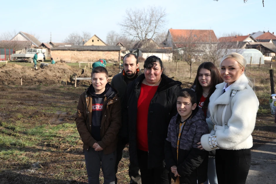 Porodica Jelić i predsednica fondacije Gnezdo