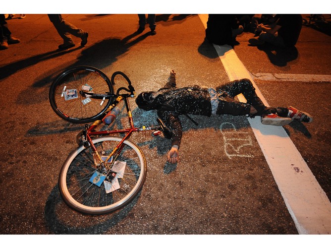 Burmistrz Los Angeles Antonio Villaraigosa dał manifestantom pod ratuszem miejskim w LA czas do północy na przerwanie protestu