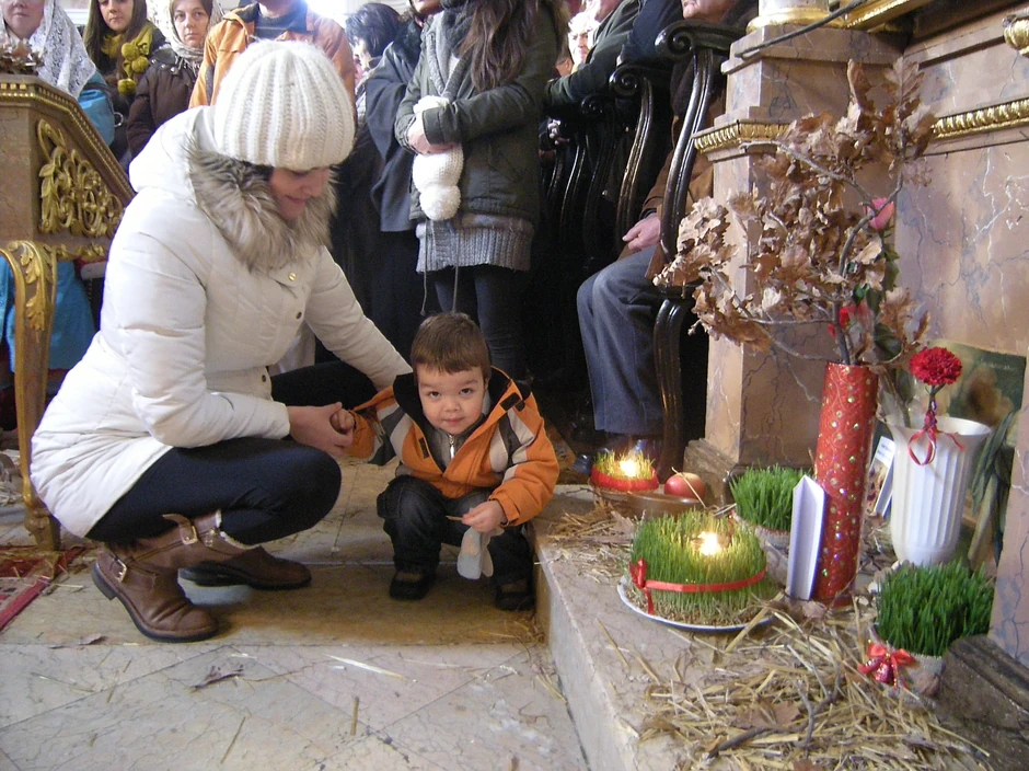 Najmlađi su kući nosili božićno drvce
