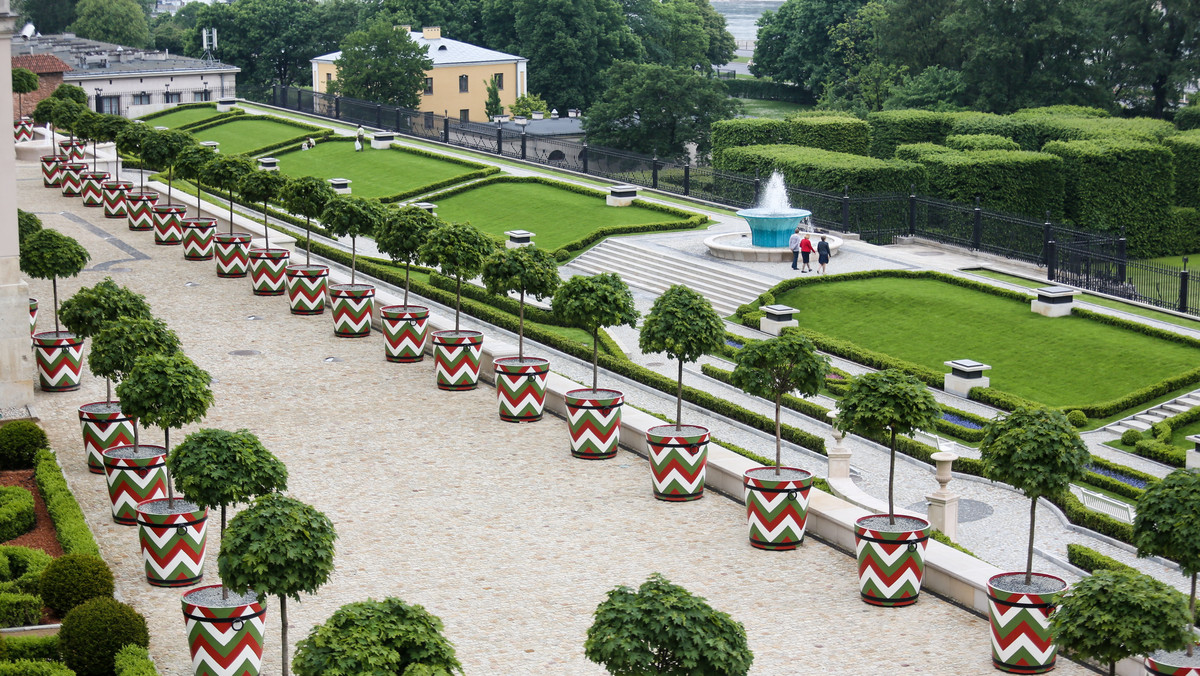 WARSZAWA ODTWORZONY OGRÓD GÓRNY ZAMKU KRÓLEWSKIEGO (ogród na skarpie)