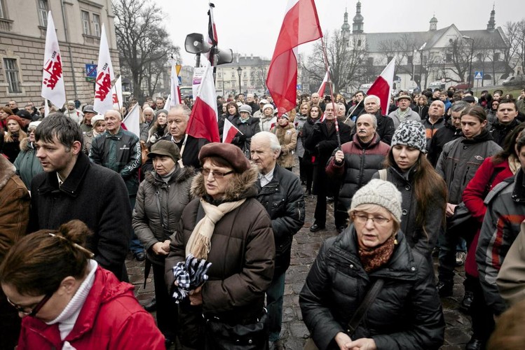 Marsz pamięci w 3. rocznice katastrofy smoleńskiej . Marsz wyruszył z Rynku Głównego i dotarł ulica Grodzka pod Krzyż Katyński na Placu Ojca Adama Studzińskiego