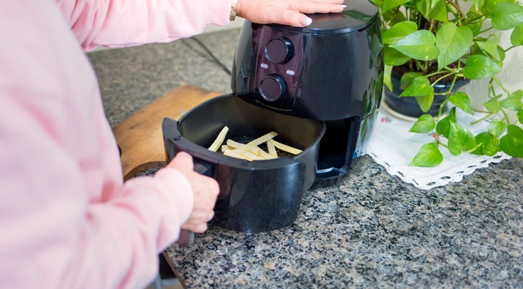 Így tisztíthatod meg a legegyszerűbben az air fryer-t. Fotó: Getty Images