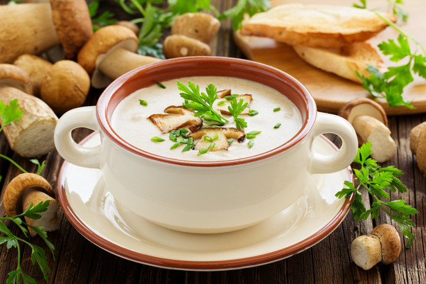 Tomasz Strzelczyk udowadnia, że nie wiele trzeba, by wzbogacić smak wigilijnej zupy grzybowej