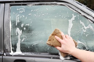 Czy pracownik Wód Polskich może nałożyć mandat za mycie auta nad jeziorem [PORADNIA FIRMOWA]