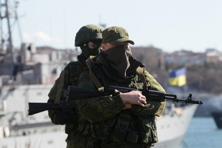 Żołnierze - najprawdopodobniej rosyjscy - na Krymie. Fot. EPA/ZURAB KURTSIKIDZE/PAP/EPA