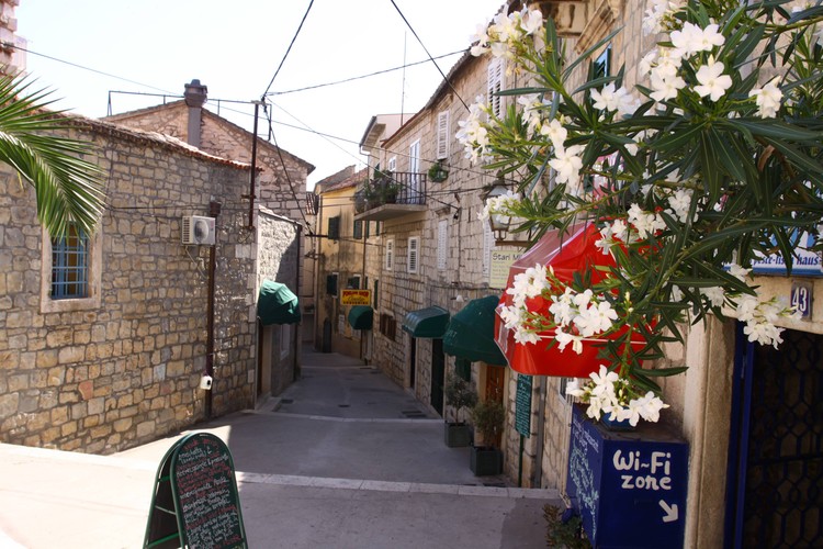 Urokliwe zakątki miasteczka Makarska leżącego na Wybrzeżu Makarskim na Chorwacji.