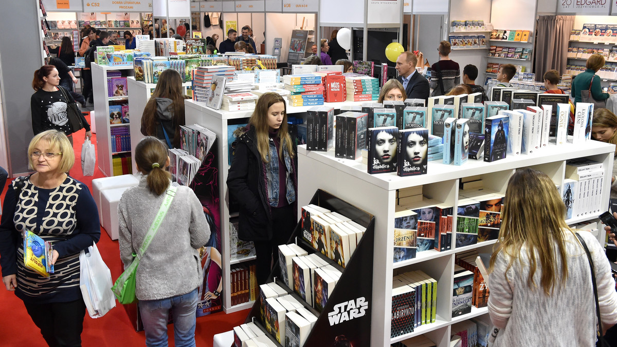 Około 68 tysięcy osób odwiedziło zakończone dziś 20. jubileuszowe Międzynarodowe Targi Książki w Krakowie. Święto literatury obfitowało w atrakcje i spotkania z autorami: zaprezentowało się ponad 700 wystawców z 25 krajów oraz 759 autorów.