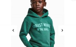 'Najfajniejsza małpka w dżungli'. H'M przeprasza za reklamę z czarnym chłopcem, ale bluzy ze sprzedaży nie wycofa