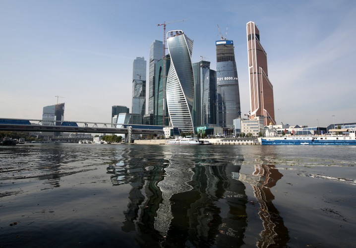 Wyborcy w Polsce nie tyle głosowali na PiS, co przeciwko Platformie Obywatelskiej. Taką sugestię przedstawia swoim czytelnikom „Rossijskaja Gazieta”. Rządowy dziennik podkreśla, że Polacy nie dostrzegli omijającego ich światowego kryzysu gospodarczego i stopniowych zmian na lepsze, a wpływ na ich decyzję miały raczej skandale polityczne wokół rządzących elit. <br><br>

„Rossijskaja Gazieta” przypomina, że Platforma Obywatelska była jedyną partią we współczesnej historii Polski, która dwukrotnie z rzędu wygrała wybory. Sugeruje, że Polacy byli już zmęczeni liderami tego ugrupowania. Dziennik wyjaśnia, że w ostatnich latach Prawo i Sprawiedliwość przeszło poważne zmiany jeśli chodzi o wizerunek partii. <br><br>
Jednocześnie dodaje, że szefem partii niezmiennie pozostaje Jarosław Kaczyński, a jego zastępcą Antoni Macierewicz. Temu ostatniemu wypomina ujawnienie informacji na temat pracy polskich służb wywiadowczych. Wybory parlamentarne w Polsce nie cieszyły się zainteresowaniem rosyjskich mediów. Oprócz krótkich informacji dotyczących sondażowych wyników, cytatów wypowiedzi Jarosława Kaczyńskiego i Ewy Kopacz na razie nie pojawiły się obszerniejsze opracowania czy komentarze na ten temat.<br><br>