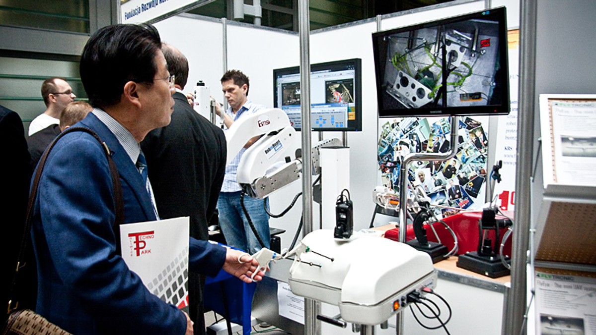 Roboty mobilne, wirtualna sala operacyjna, bezzałogowe samoloty, a nawet egzoszkielety potrafiące zastąpić np. ludzką rękę. Kilkadziesiąt innowacyjnych firm oraz instytucji pokazuje swoje projekty na czwartym "Dniu Nauki i Przemysłu" w gliwickim Technoparku.