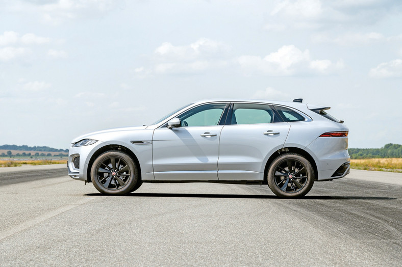 Jaguar F-Pace z profilu. Rozstaw osi: 2874 mm, długość 4747 mm.