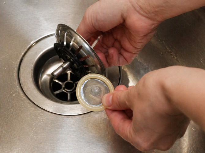 Pametne domaćice stave kondom na odvod sudopere i reše 3 uporna problema