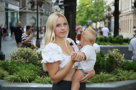 (VIDEO) "DRAŽE MI JE DA GAJIM DETE, NEGO DA IDEM PO KAFIĆIMA" Sanja iz okoline Beograda postala ja mama sa 18 godina, svesno! Evo kako su na to reagovali roditelji, a ko ju je najviše razočarao