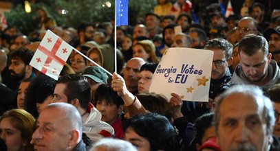 Brutalnie tłumią protesty w Gruzji. Ranni dziennikarze i protestujący. "Rzucają na ziemię, kopią"