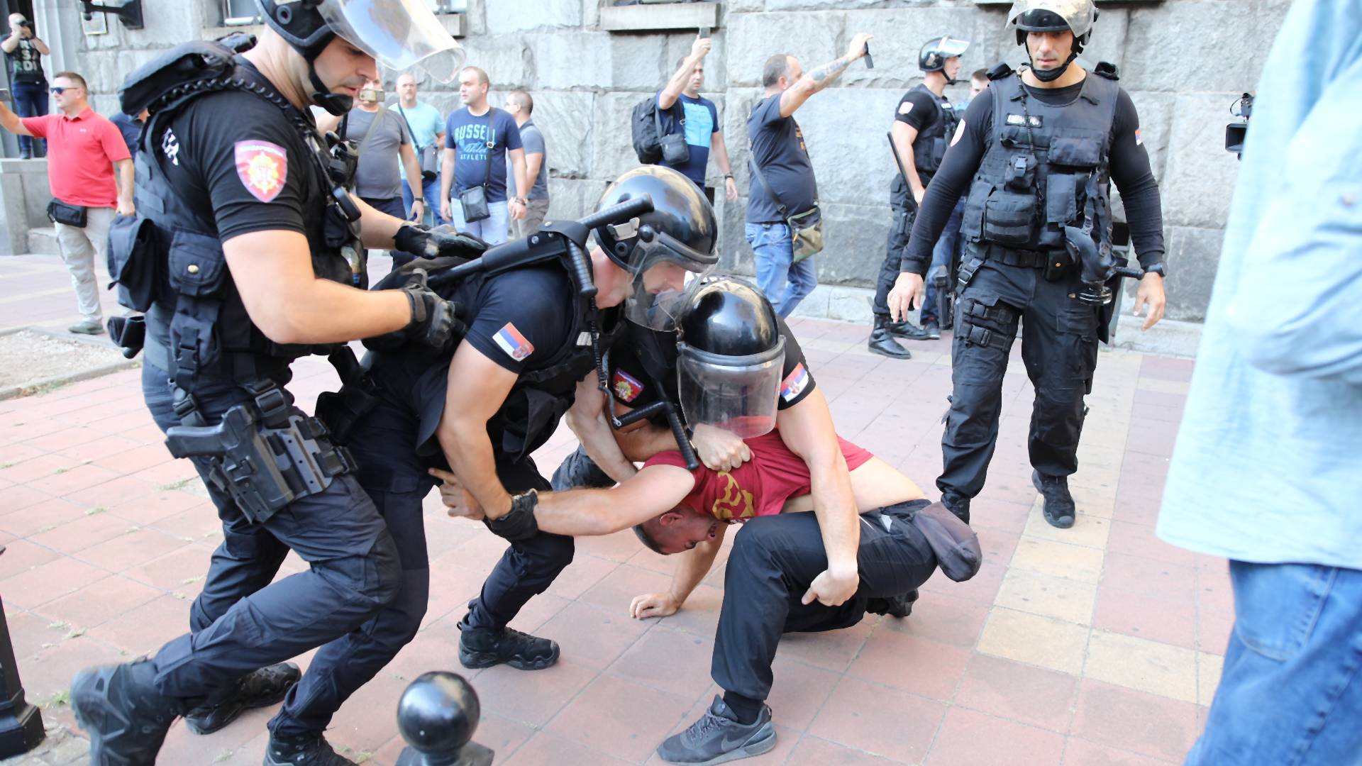 Fotografije sukoba policije i ekstremista u centru Beograda pre početka Prajda su tuga i ništa drugo