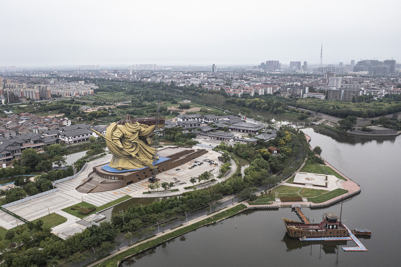 Robotnicy demontują 58-metrowy posąg Guan Gong ważący ponad 1,2 tys. ton