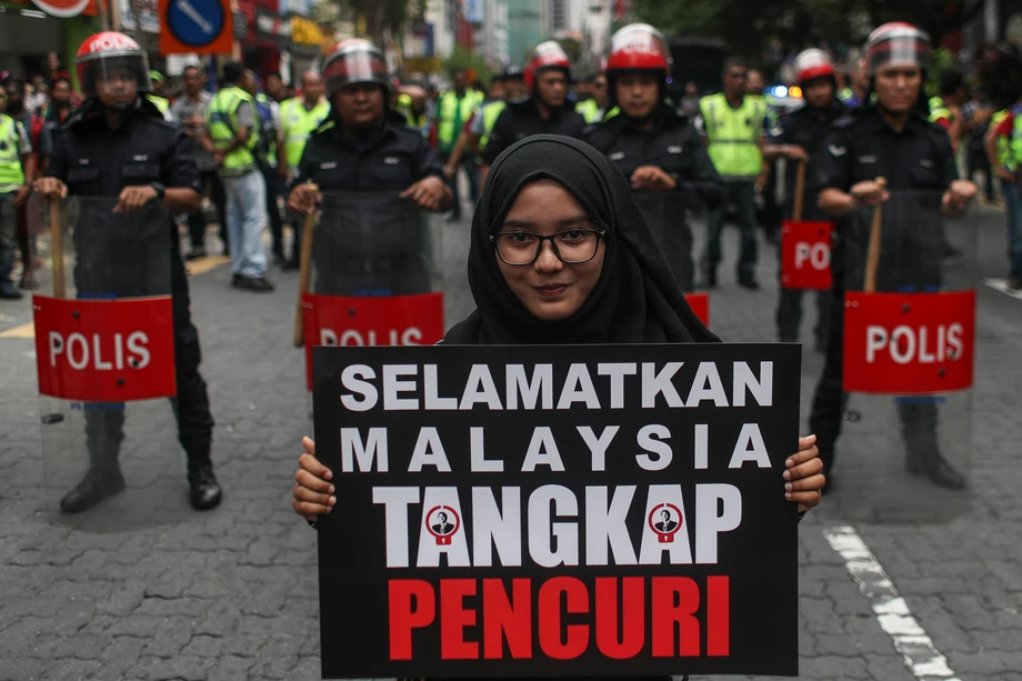 Protest w Kuala Lumpur przeciwko Jho Low, który zdaniem śledczych z różnych krajów jest mózgiem systemu defraudacji w Malezji